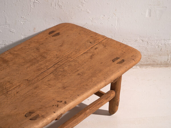 Mesa baja antigua en madera de pino – China, circa 1890