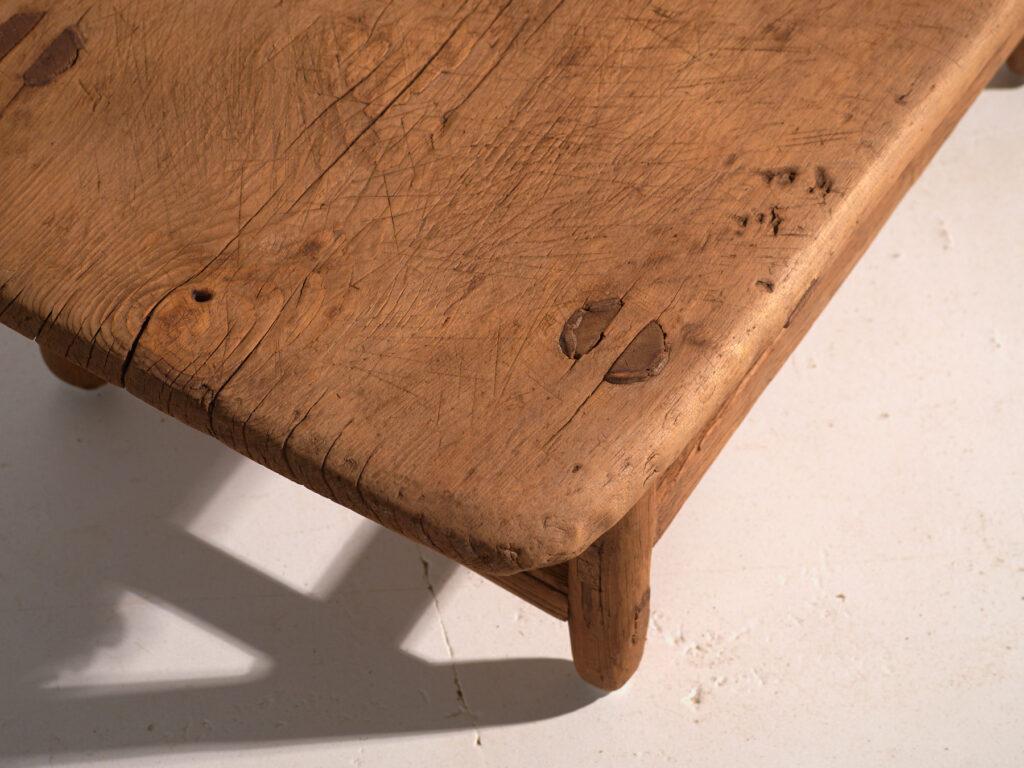 Mesa baja antigua en madera de pino – China, circa 1890