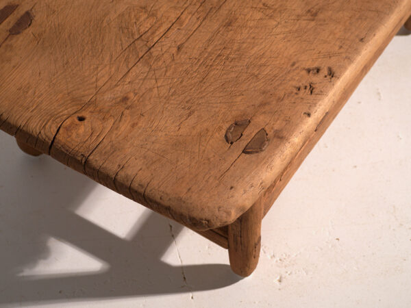 Mesa baja antigua en madera de pino – China, circa 1890