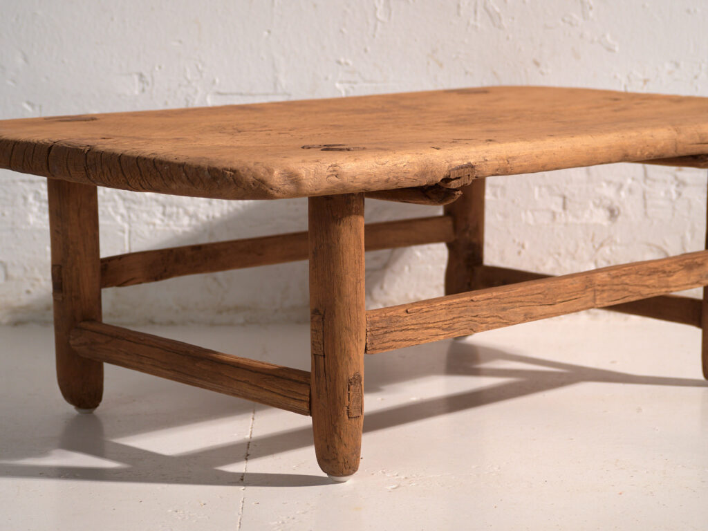 Mesa baja antigua en madera de pino – China, circa 1890