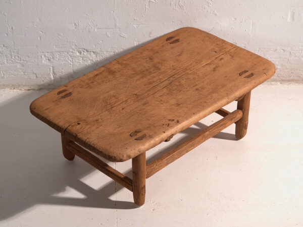 Mesa baja antigua en madera de pino – China, circa 1890
