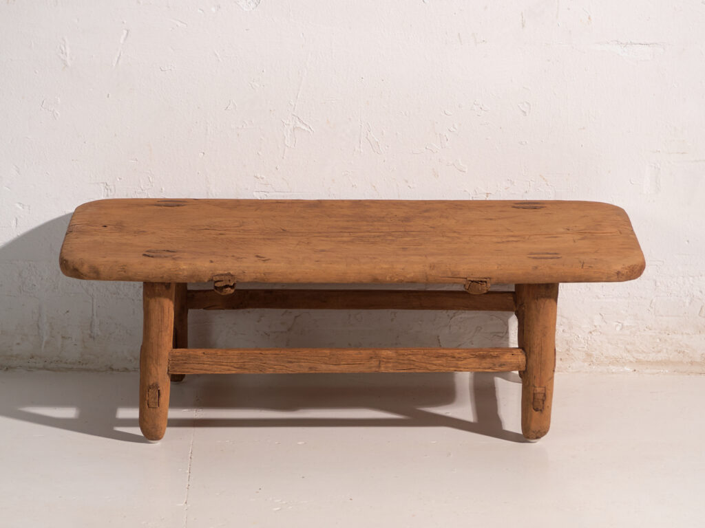 Mesa baja antigua en madera de pino – China, circa 1890