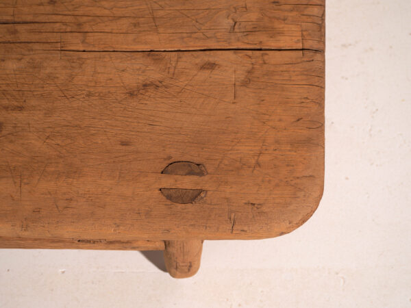 Mesa baja antigua en madera de pino – China, circa 1890