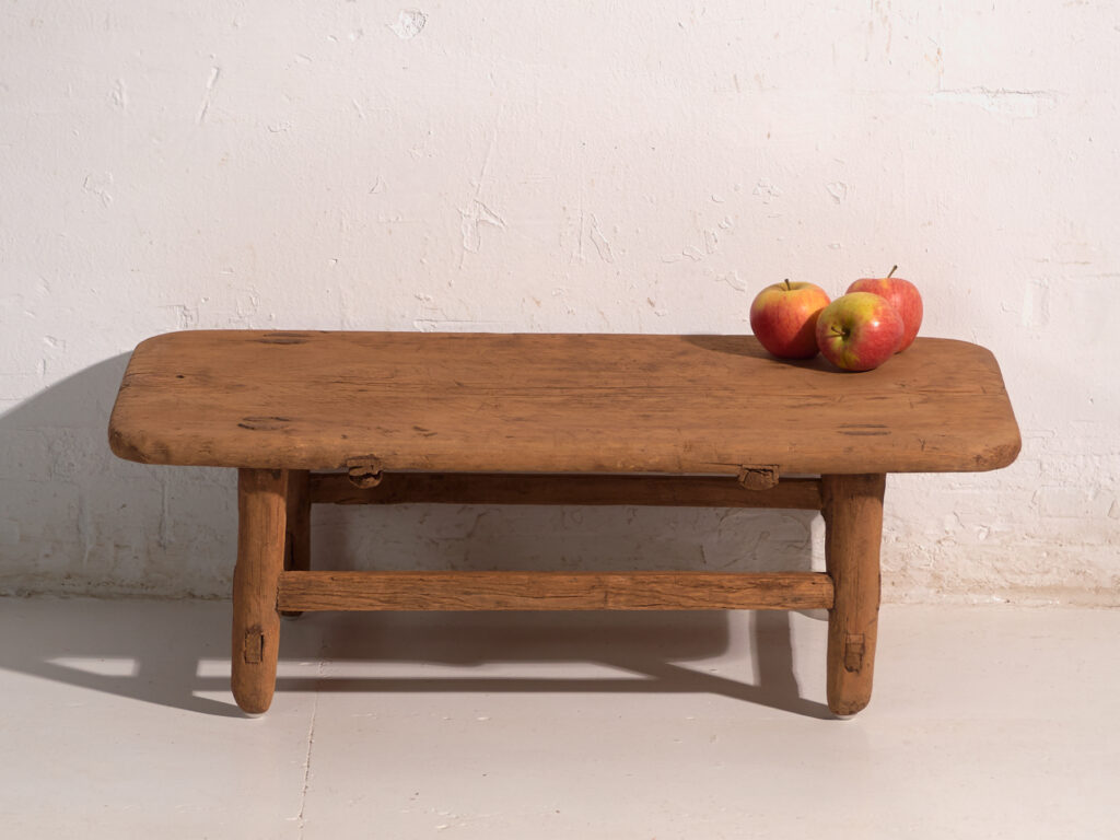 Mesa baja antigua en madera de pino – China, circa 1890
