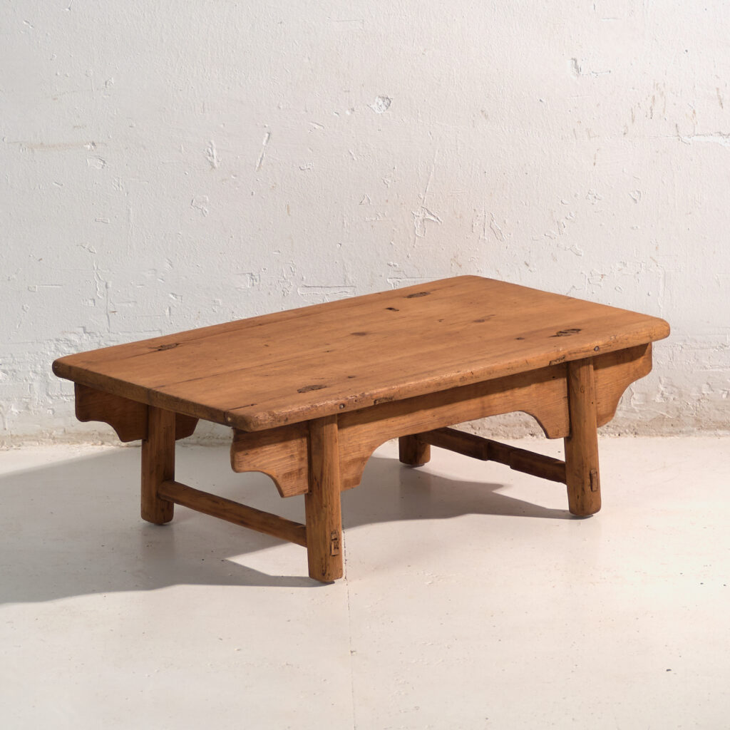 Mesa baja antigua en madera de pino – China, circa 1890