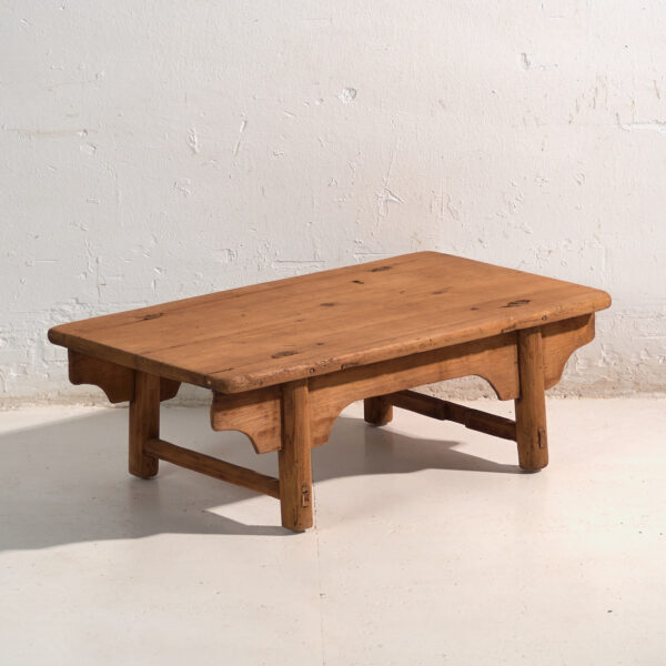 Mesa baja antigua en madera de pino – China, circa 1890