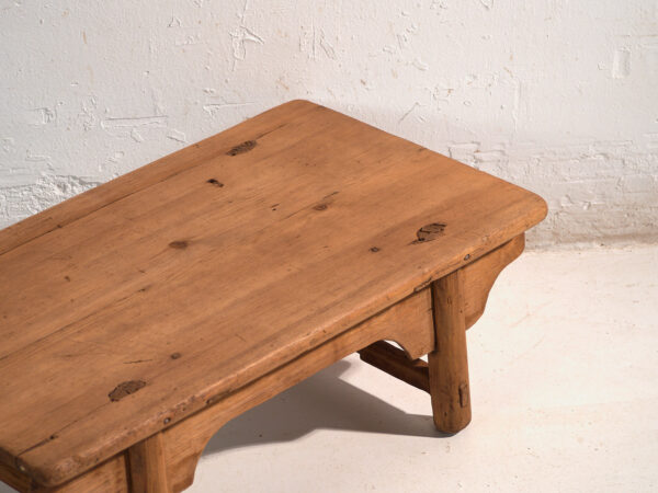 Mesa baja antigua en madera de pino – China, circa 1890