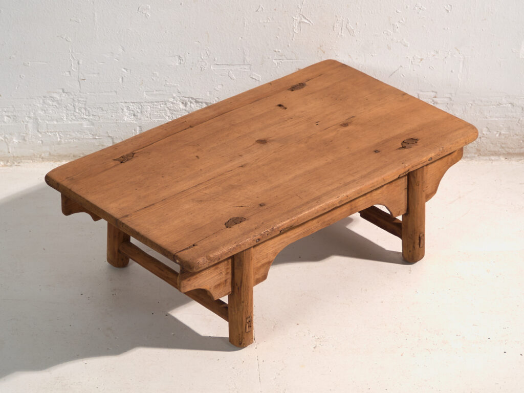 Mesa baja antigua en madera de pino – China, circa 1890