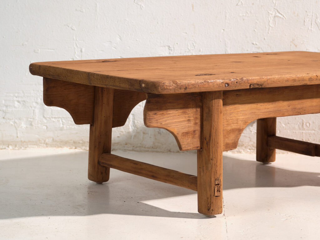 Mesa baja antigua en madera de pino – China, circa 1890