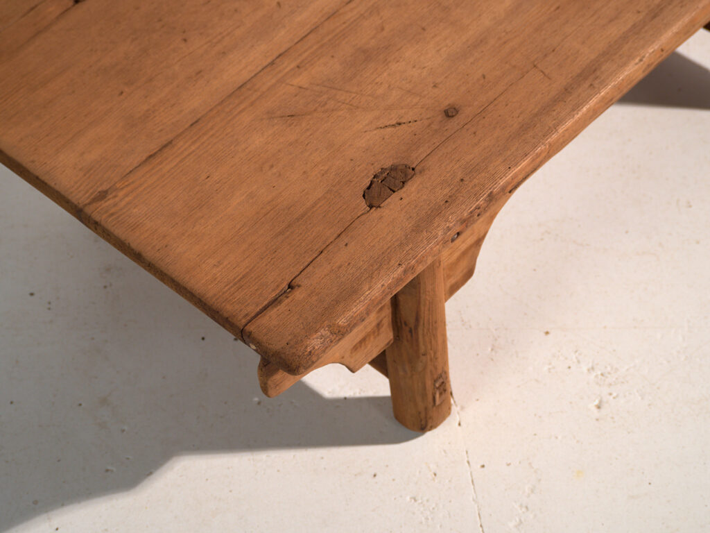 Mesa baja antigua en madera de pino – China, circa 1890