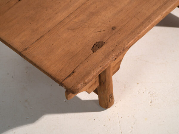 Mesa baja antigua en madera de pino – China, circa 1890