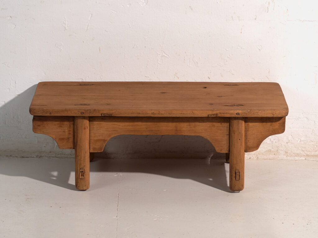 Mesa baja antigua en madera de pino – China, circa 1890