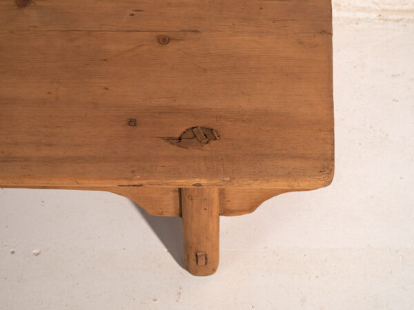Mesa baja antigua en madera de pino – China, circa 1890