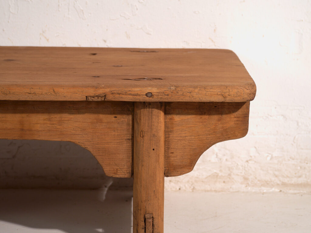 Mesa baja antigua en madera de pino – China, circa 1890