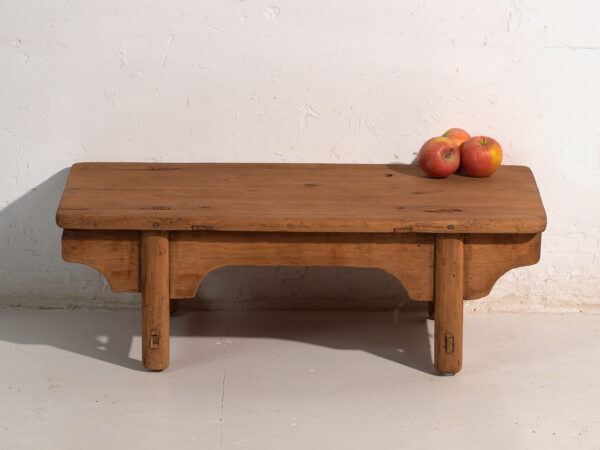 Mesa baja antigua en madera de pino – China, circa 1890