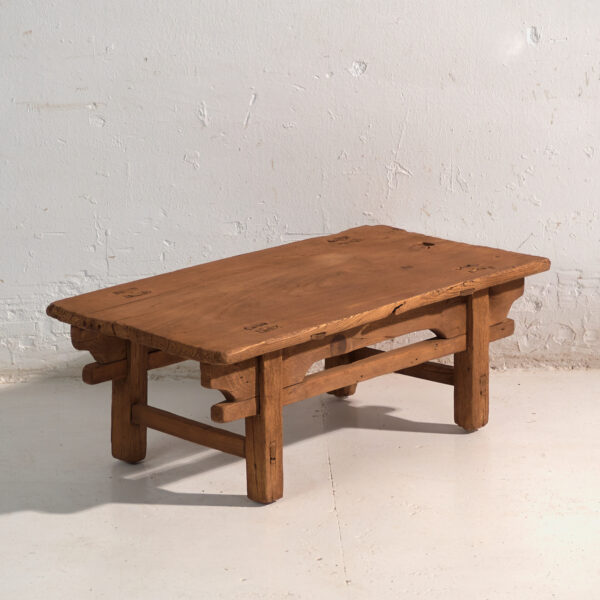 Mesa baja antigua en madera de pino – China, circa 1890