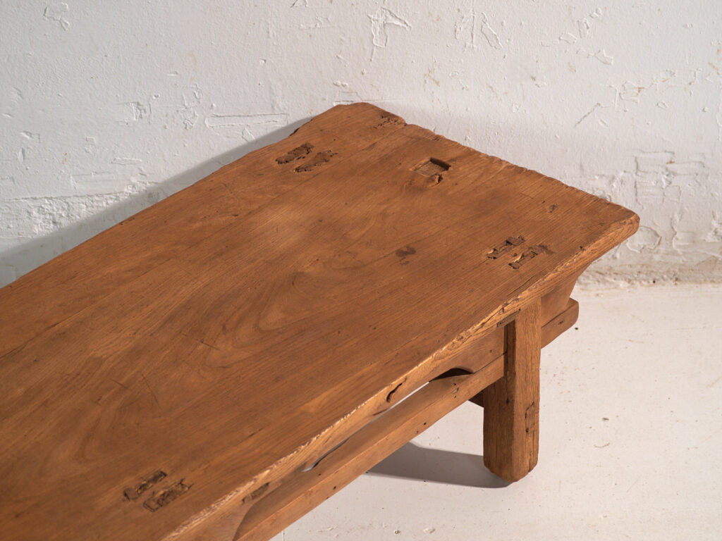 Mesa baja antigua en madera de pino – China, circa 1890