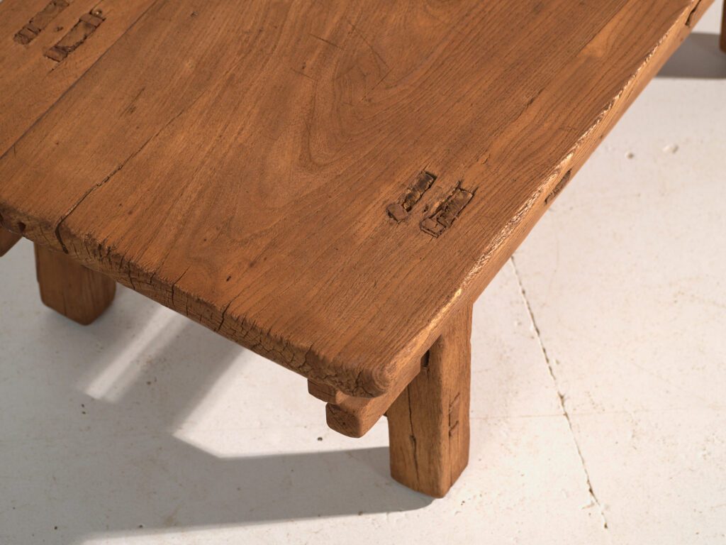 Mesa baja antigua en madera de pino – China, circa 1890