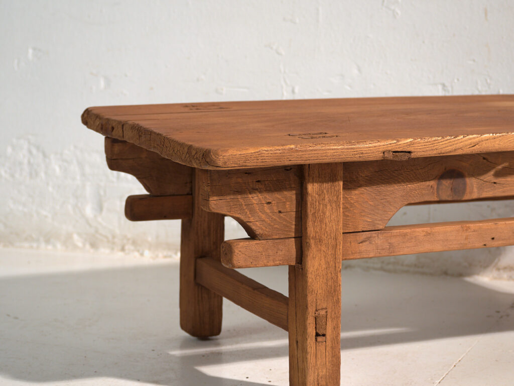 Mesa baja antigua en madera de pino – China, circa 1890
