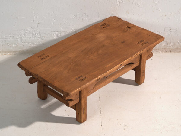 Mesa baja antigua en madera de pino – China, circa 1890