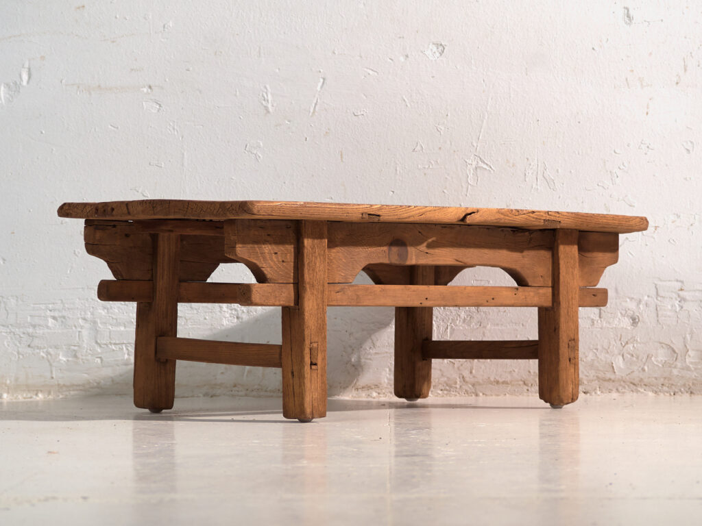 Mesa baja antigua en madera de pino – China, circa 1890