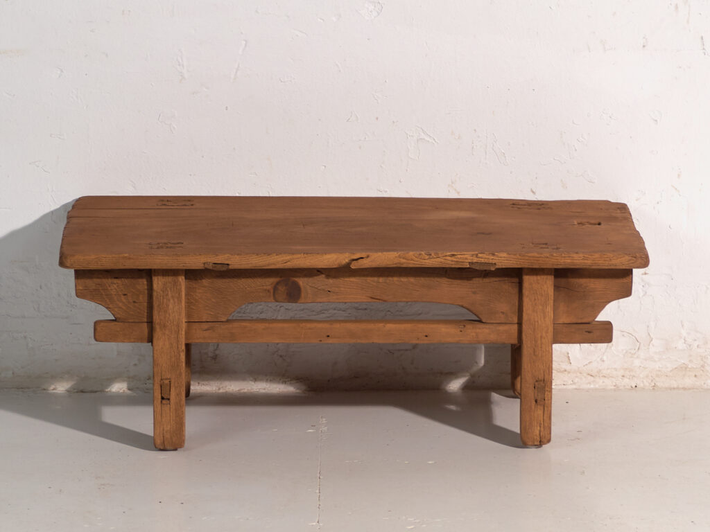 Mesa baja antigua en madera de pino – China, circa 1890