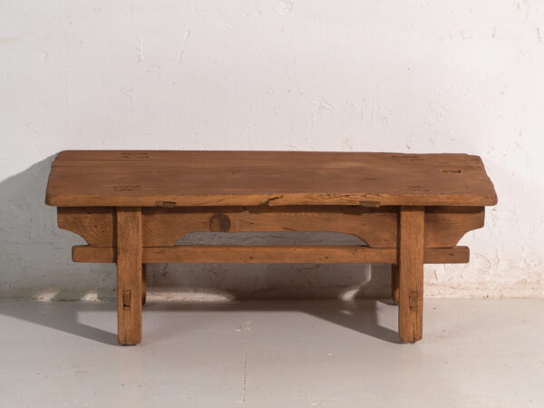 Mesa baja antigua en madera de pino – China, circa 1890