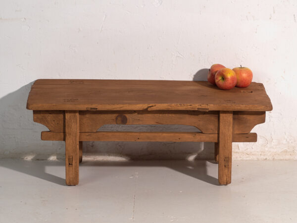 Mesa baja antigua en madera de pino – China, circa 1890
