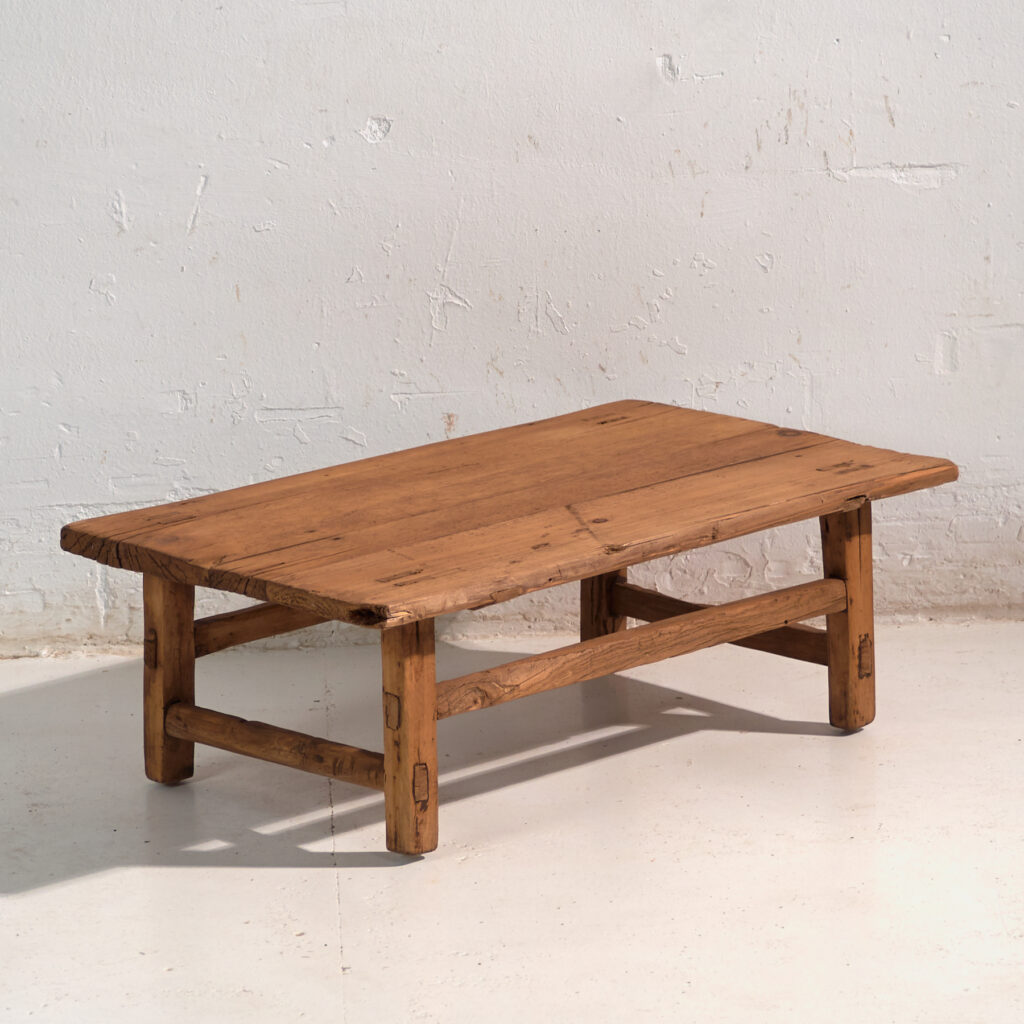 Mesa baja antigua en madera de pino – China, circa 1890