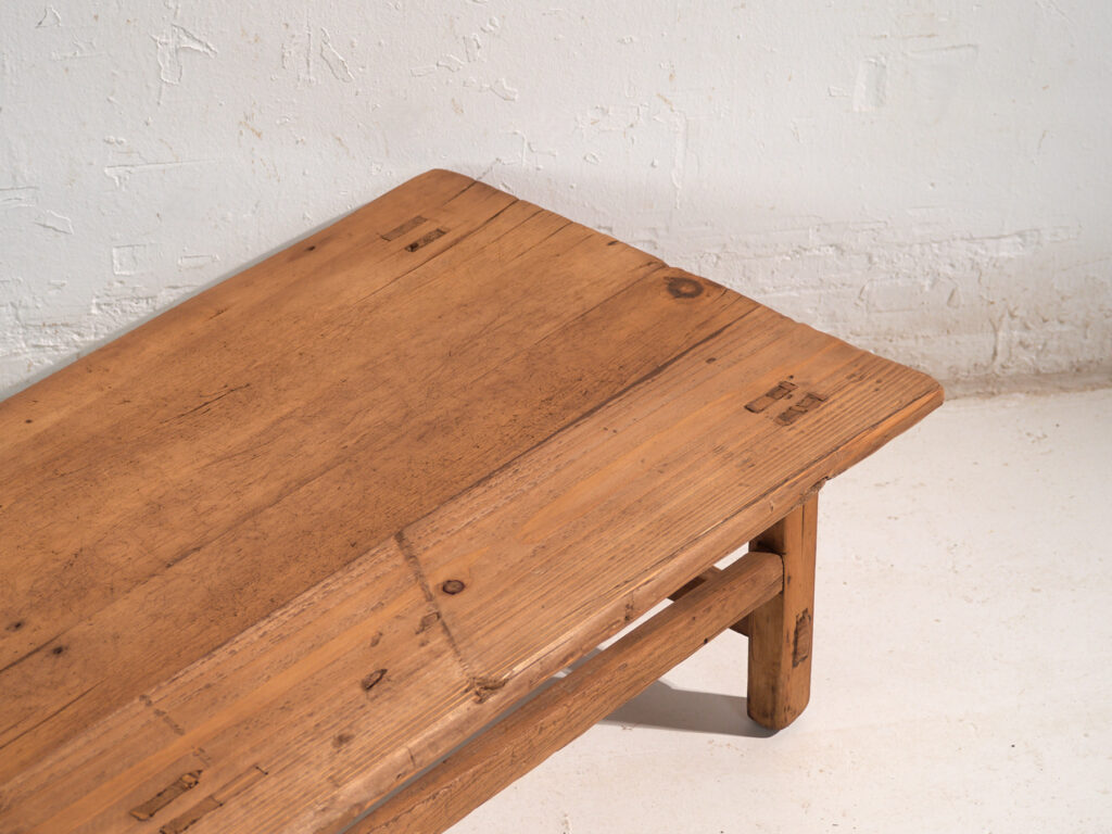 Mesa baja antigua en madera de pino – China, circa 1890