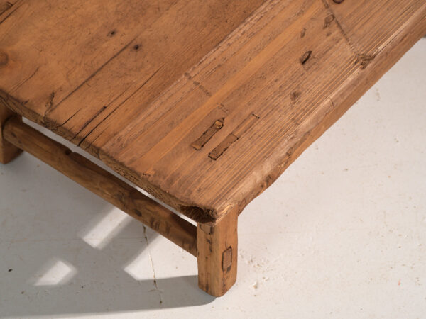 Mesa baja antigua en madera de pino – China, circa 1890