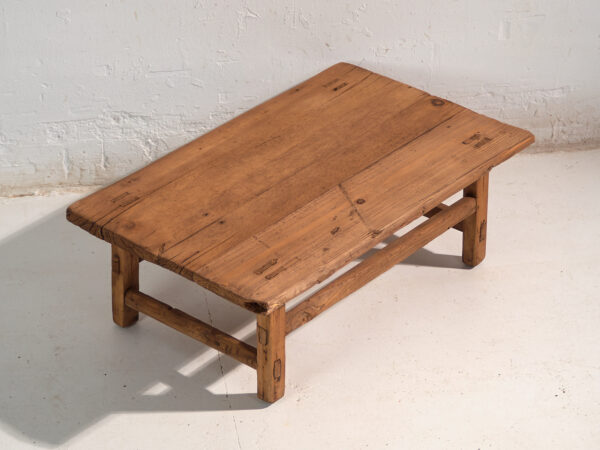 Mesa baja antigua en madera de pino – China, circa 1890