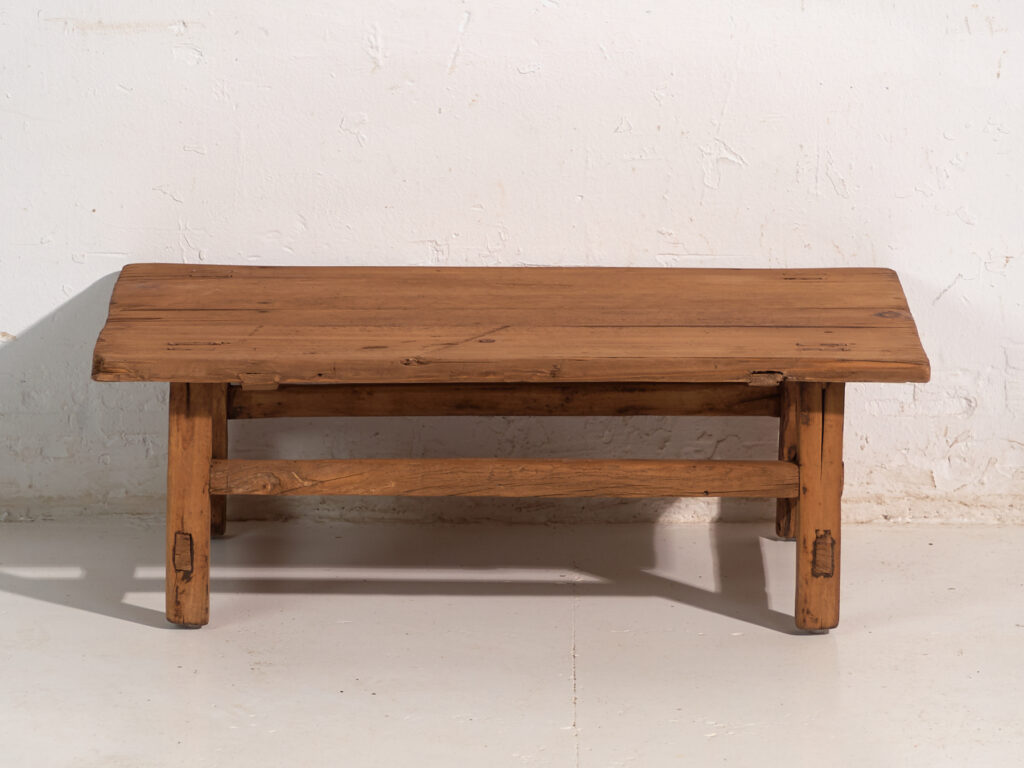 Mesa baja antigua en madera de pino – China, circa 1890