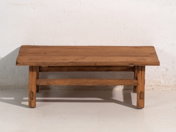 Mesa baja antigua en madera de pino – China, circa 1890