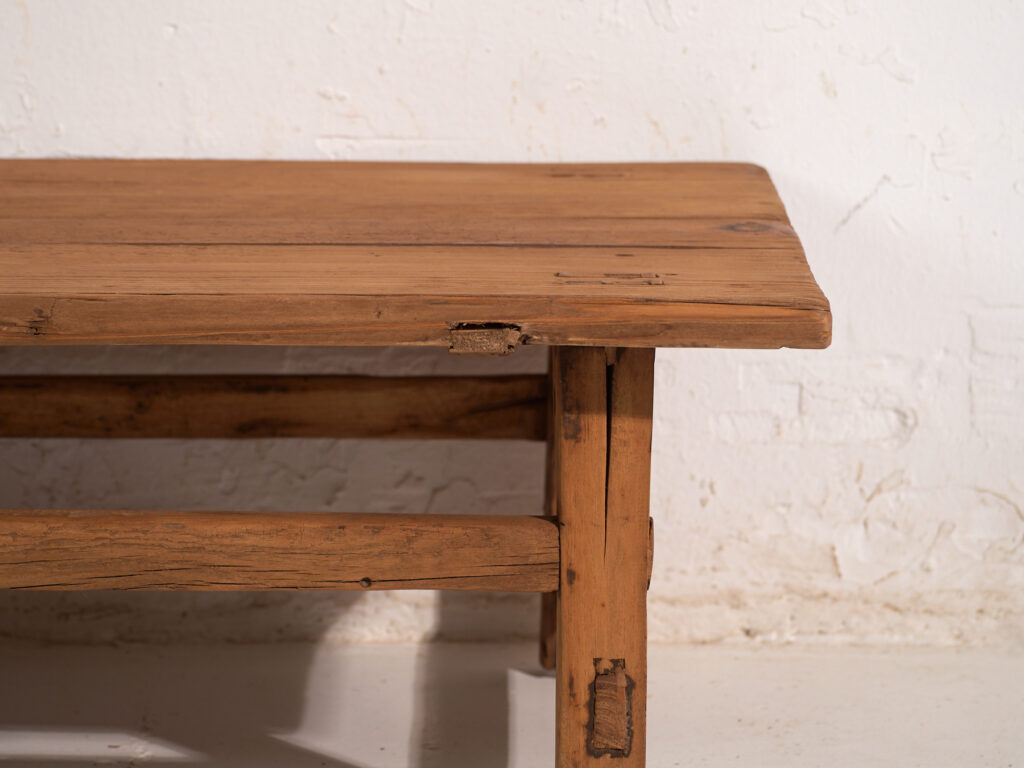 Mesa baja antigua en madera de pino – China, circa 1890