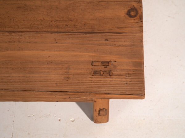 Mesa baja antigua en madera de pino – China, circa 1890