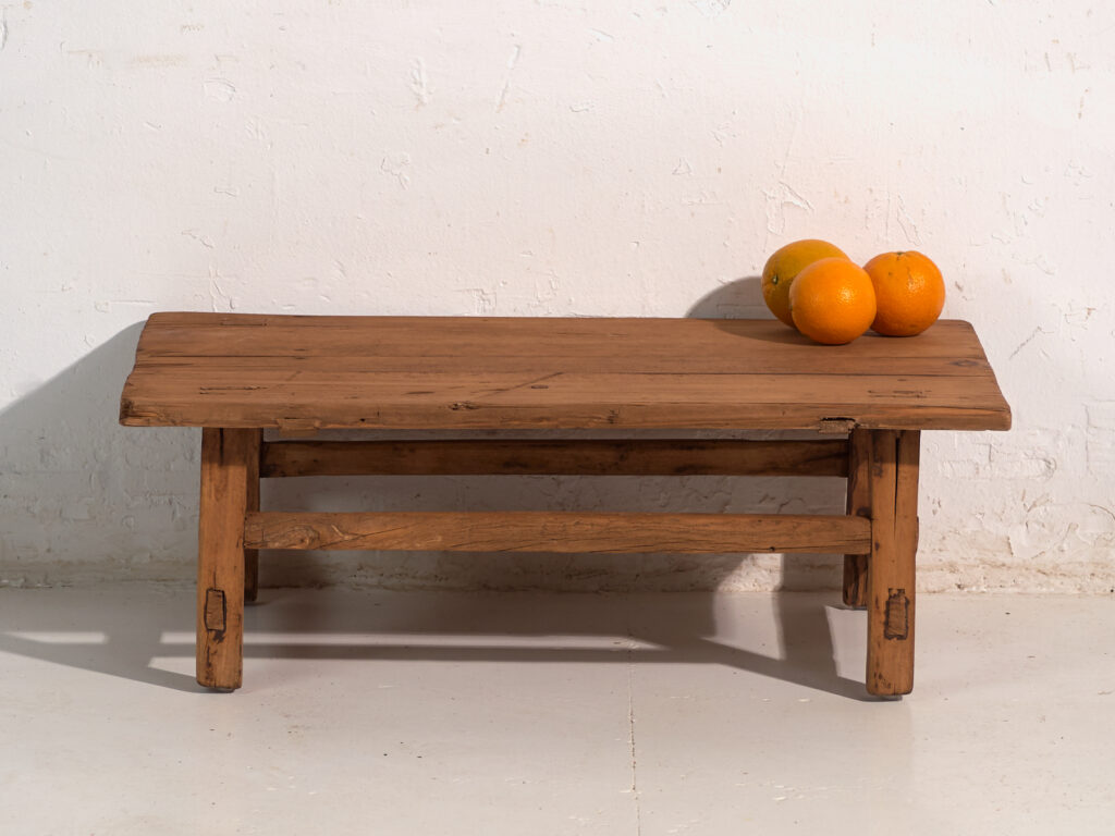 Mesa baja antigua en madera de pino – China, circa 1890