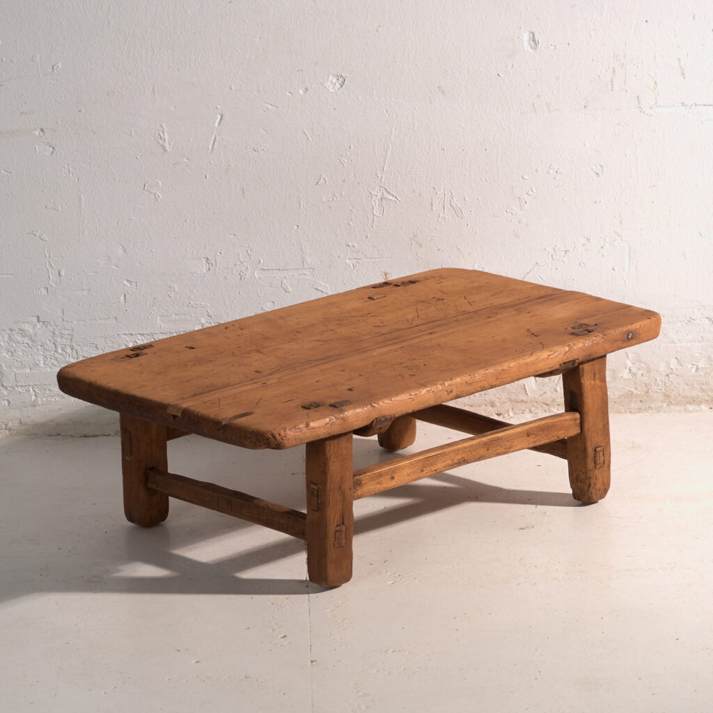 Mesa baja antigua en madera de pino – China, circa 1890