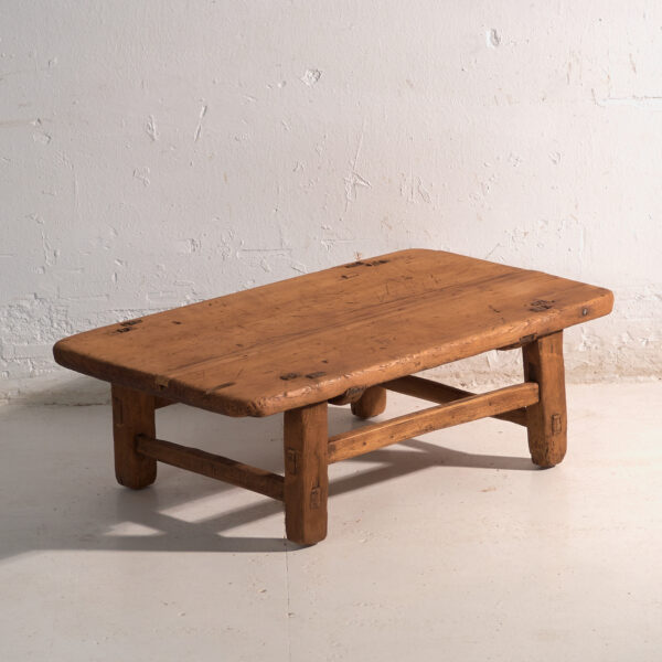 Mesa baja antigua en madera de pino – China, circa 1890