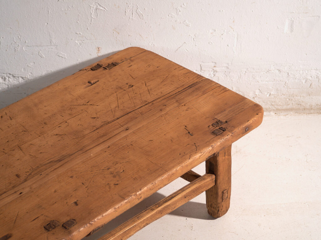 Mesa baja antigua en madera de pino – China, circa 1890