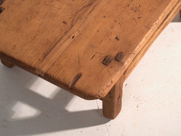 Mesa baja antigua en madera de pino – China, circa 1890