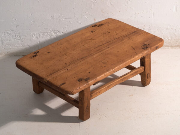 Mesa baja antigua en madera de pino – China, circa 1890