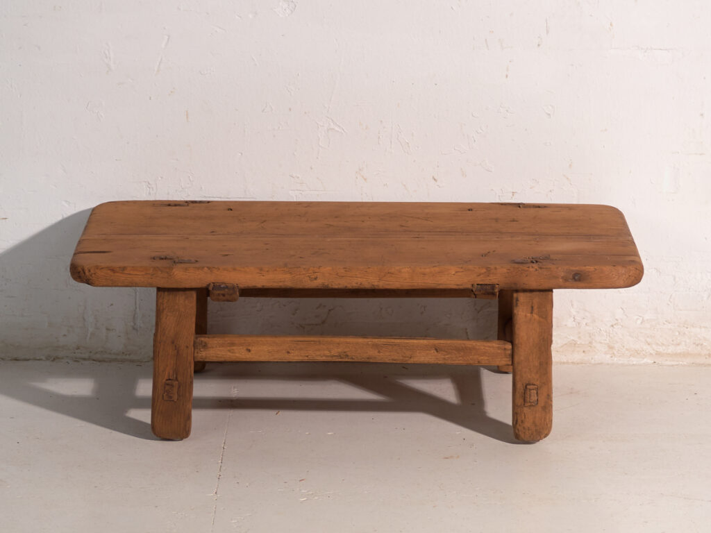 Mesa baja antigua en madera de pino – China, circa 1890