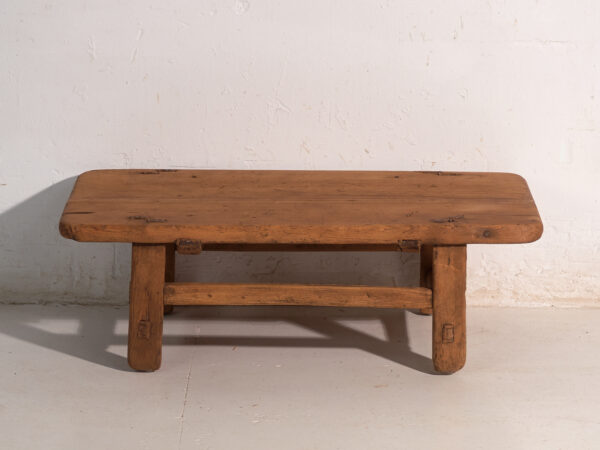 Mesa baja antigua en madera de pino – China, circa 1890
