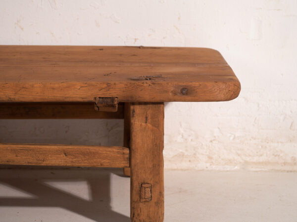 Mesa baja antigua en madera de pino – China, circa 1890
