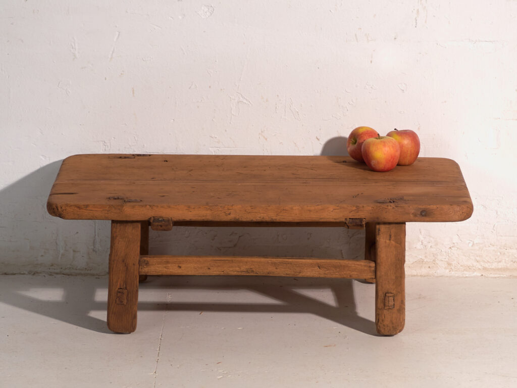 Mesa baja antigua en madera de pino – China, circa 1890