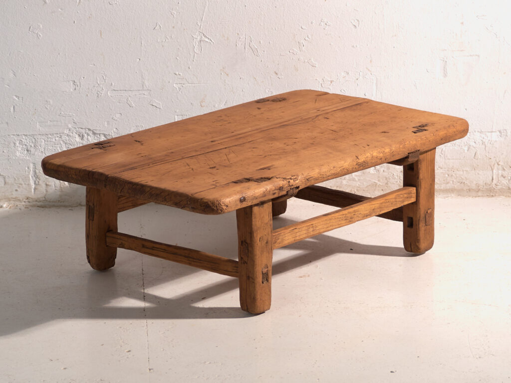 Mesa baja antigua en madera de pino – China, circa 1890