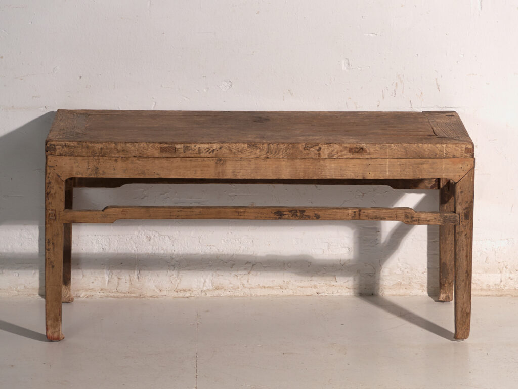 Banco bajo antiguo en madera de pino – China, circa 1890