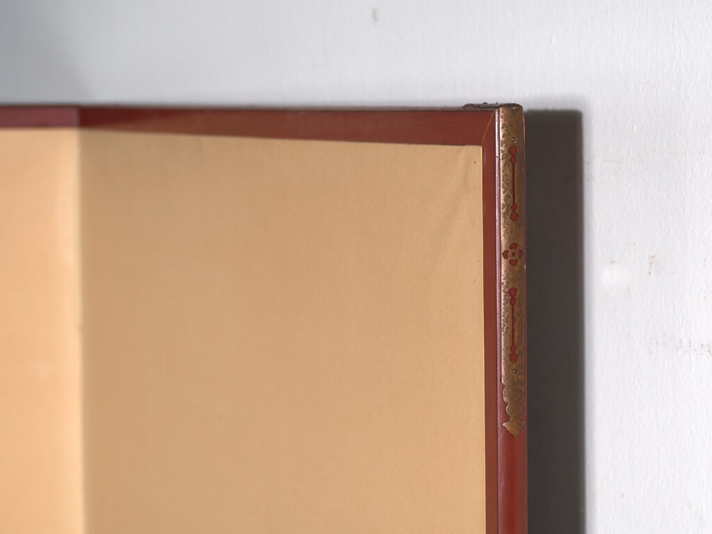 Biombo japonés antiguo de dos hojas sobre fondo dorado – Japón, circa 1920