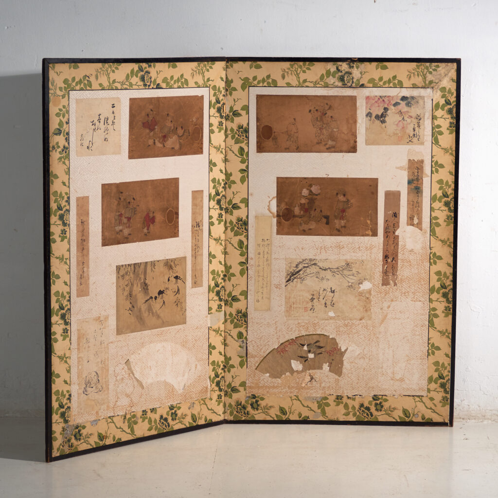 Biombo japonés antiguo de dos hojas con collage de pinturas – Japón, circa 1900